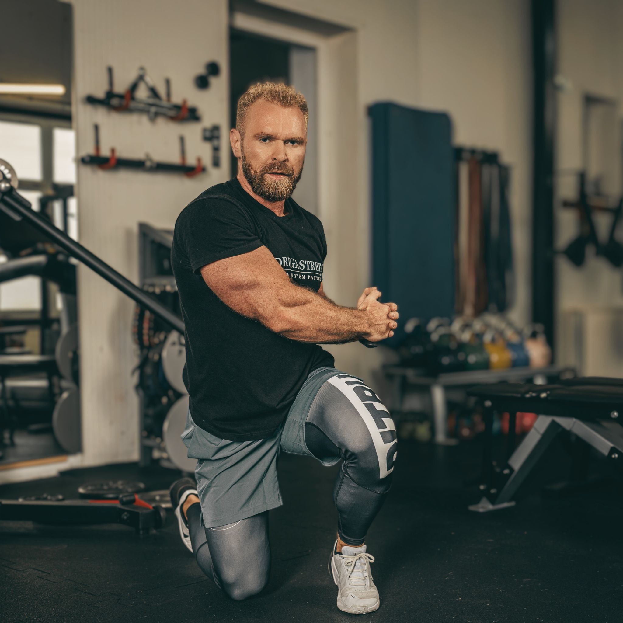 Trener Personalny Płock - Łukasz Zawadka wykonuję ćwiczenie funkcjonalne na maszynie