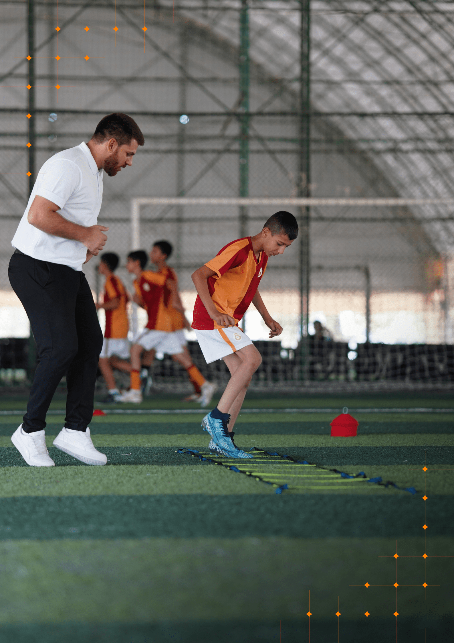 Trening Motoryczny z Dziećmi. Chłopiec Wykonuje Ćwiczenie Motoryczne